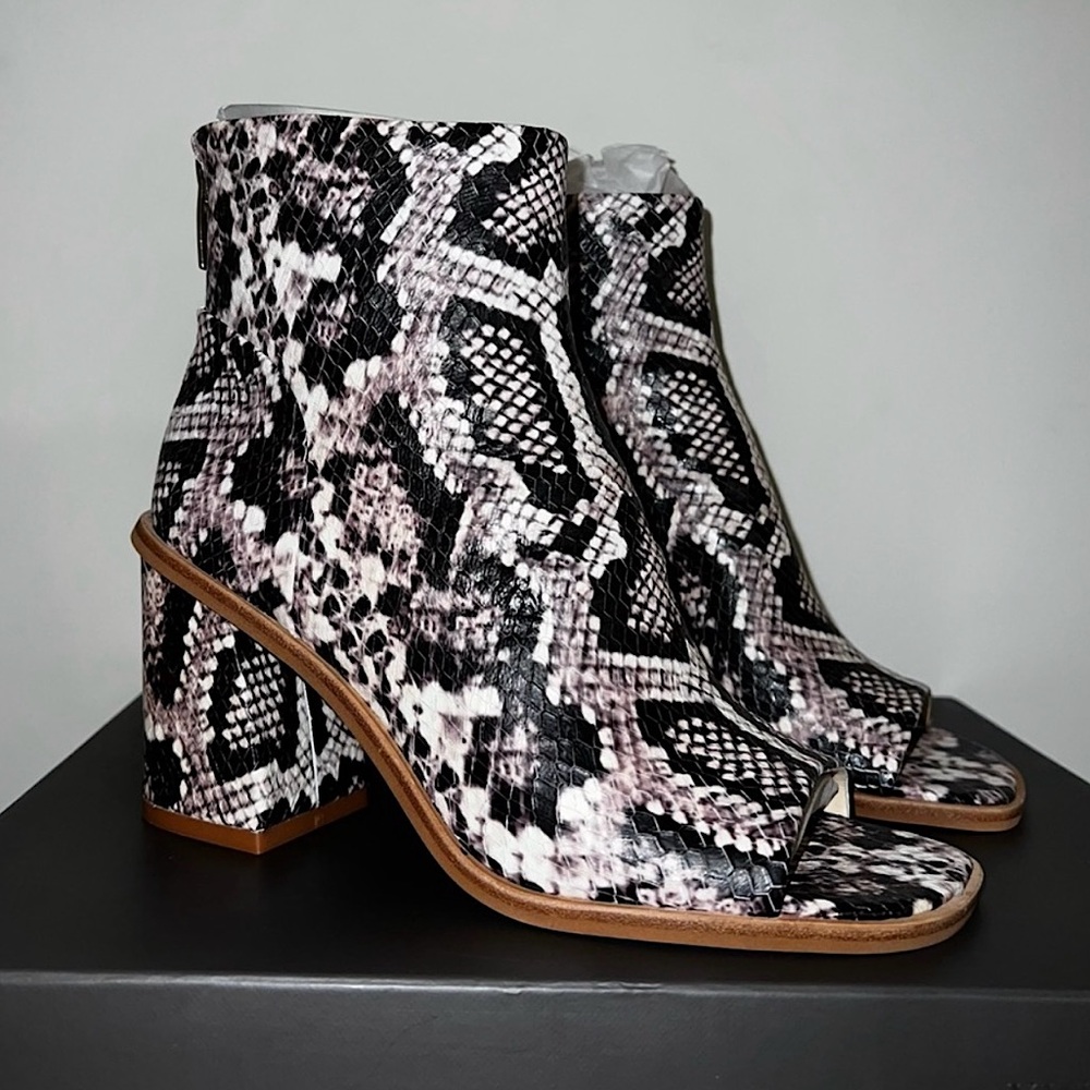Vince Camuto Women's Bebinder Peep-Toe Shooties Snakeskin Size 5.5
